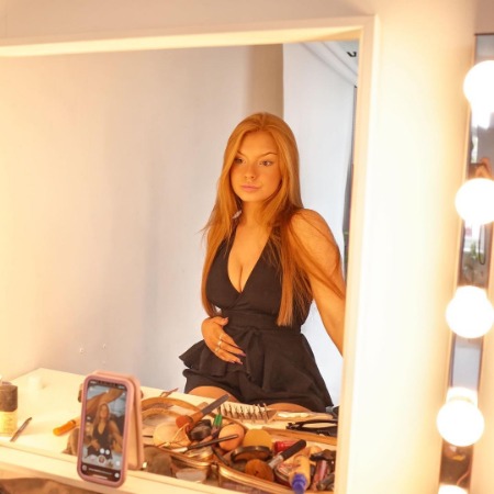 Ellie Botterill is posing for the photo.